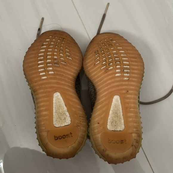 GREY YEEZYS SIZE 4 - Picture 7 of 7